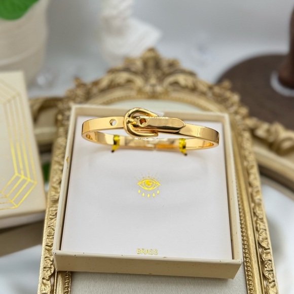 eye candy Jewelry - ArmCandy Luxe Collection Bracelet - Gold Lock Style - New in Box